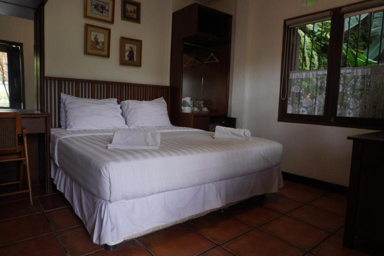 Rumah Stroberi Organic Farm & Family Lodge Lembang Exterior foto